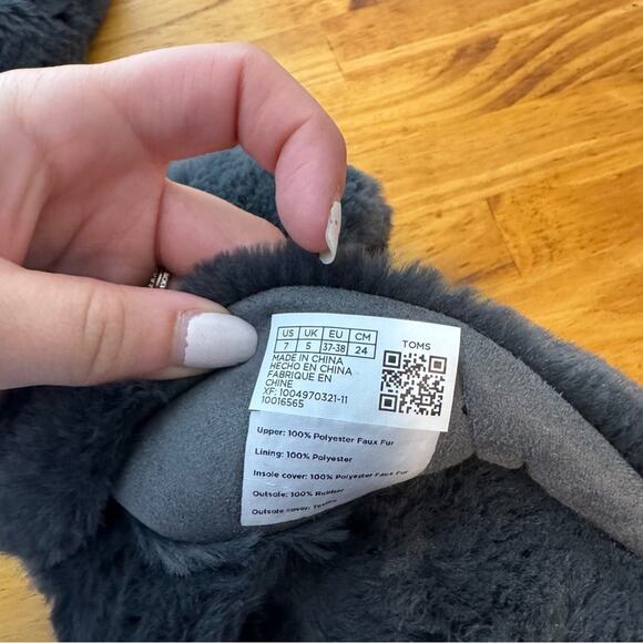 Tom’s Susie Charcoal Gray Criss Cross Slippers Lounge Cozy Fuzzy Size 7 - Picture 4 of 4